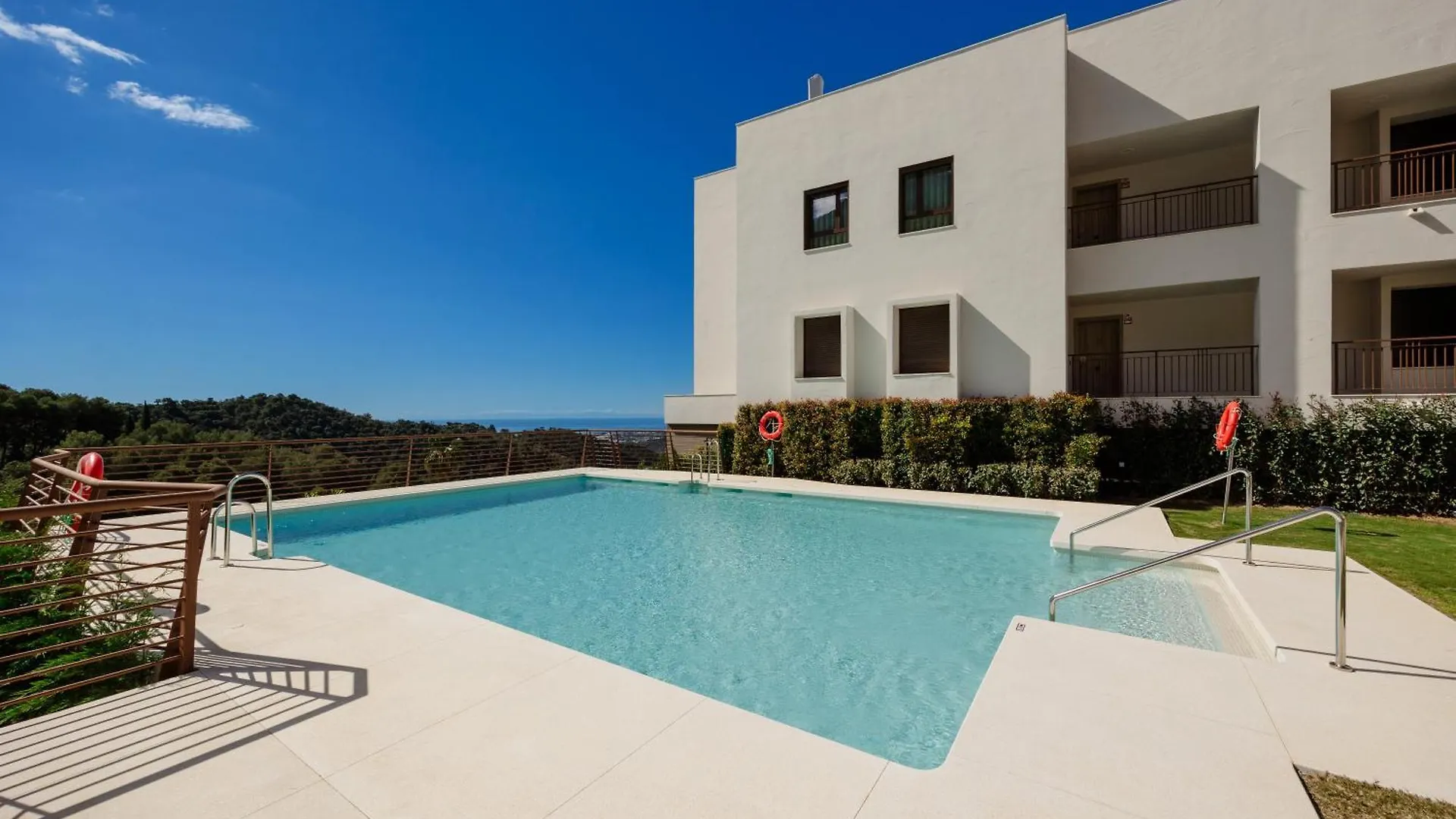 Modern Penthouse With Two Terraces, Jacuzzi And Sea, Lake And Mountain Views, In Almazara Hills Istán Διαμέρισμα