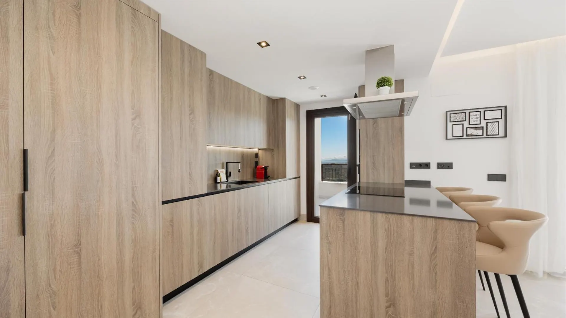 Modern Penthouse With Two Terraces, Jacuzzi And Sea, Lake And Mountain Views, In Almazara Hills Istán