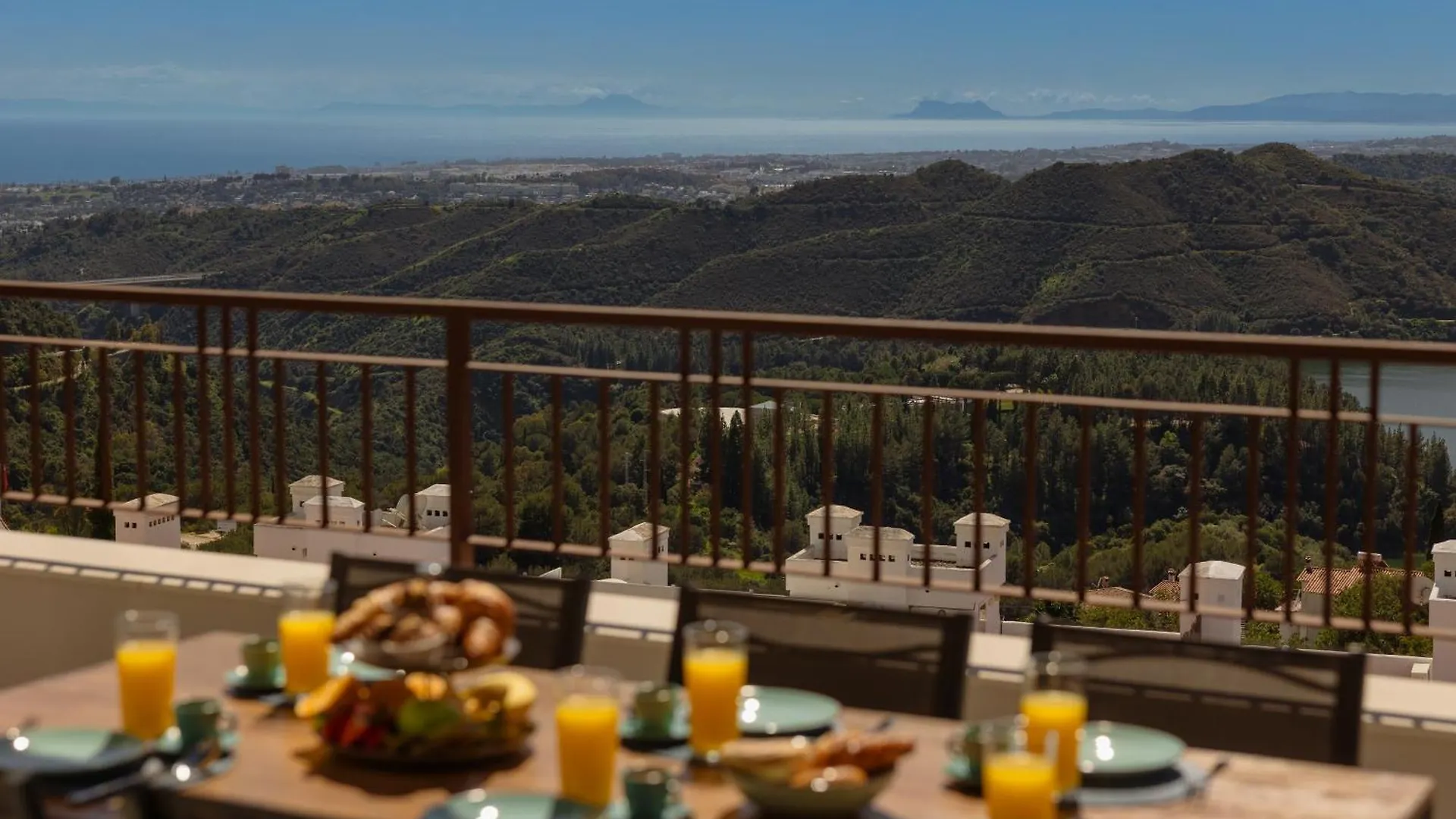 Modern Penthouse With Two Terraces, Jacuzzi And Sea, Lake And Mountain Views, In Almazara Hills Istán Spagna