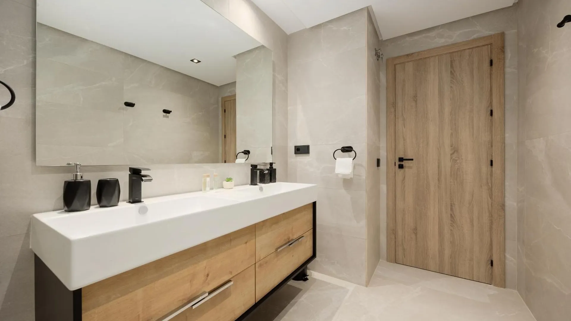 Modern Penthouse With Two Terraces, Jacuzzi And Sea, Lake And Mountain Views, In Almazara Hills Istán 0*,  Ισπανία
