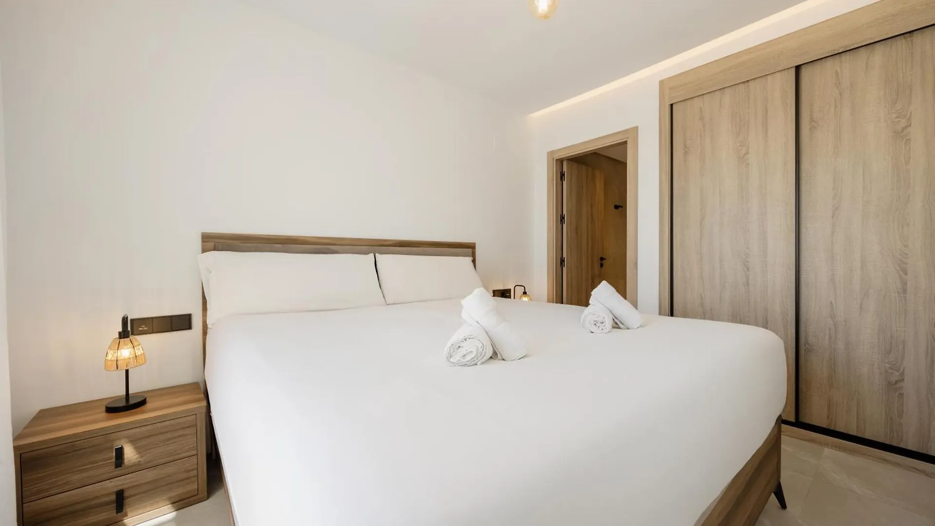 Modern Penthouse With Two Terraces, Jacuzzi And Sea, Lake And Mountain Views, In Almazara Hills Istán Διαμέρισμα