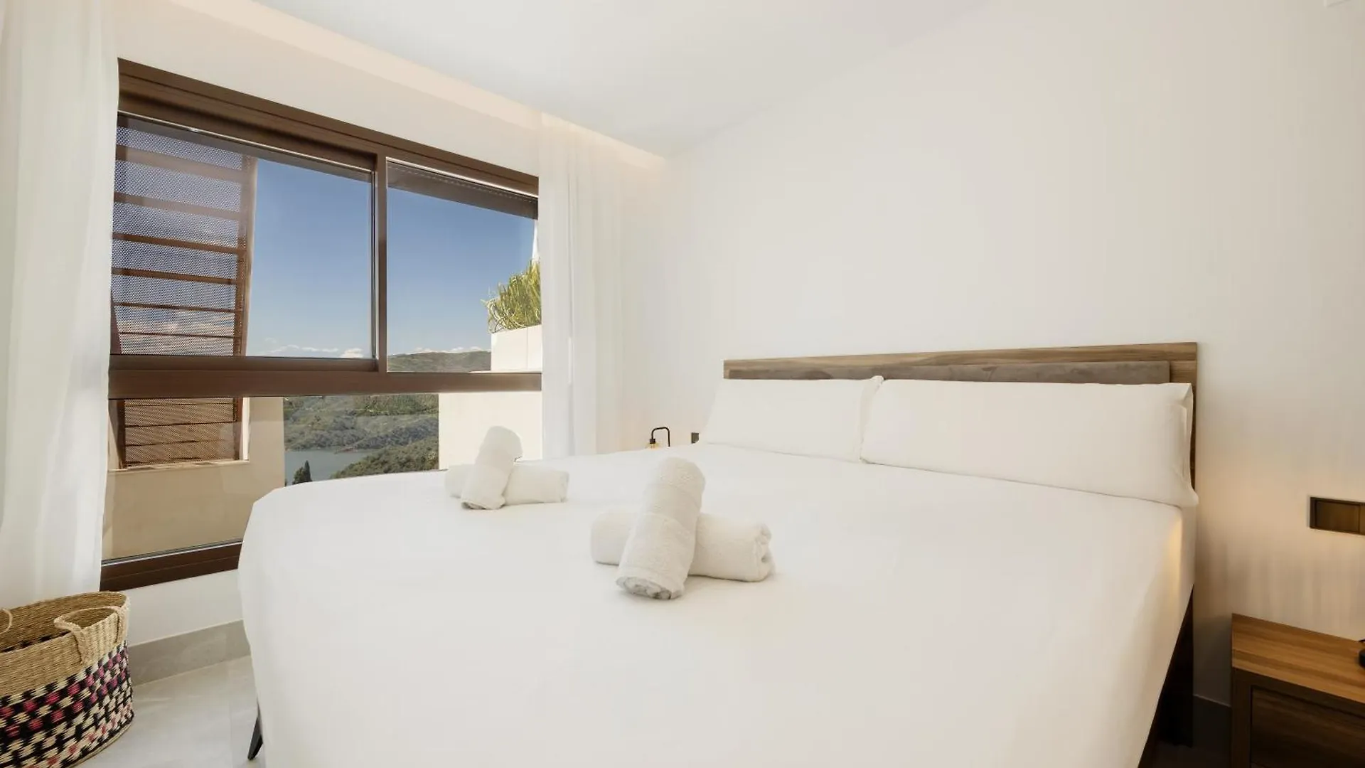 Modern Penthouse With Two Terraces, Jacuzzi And Sea, Lake And Mountain Views, In Almazara Hills Istán 0*,  Ισπανία