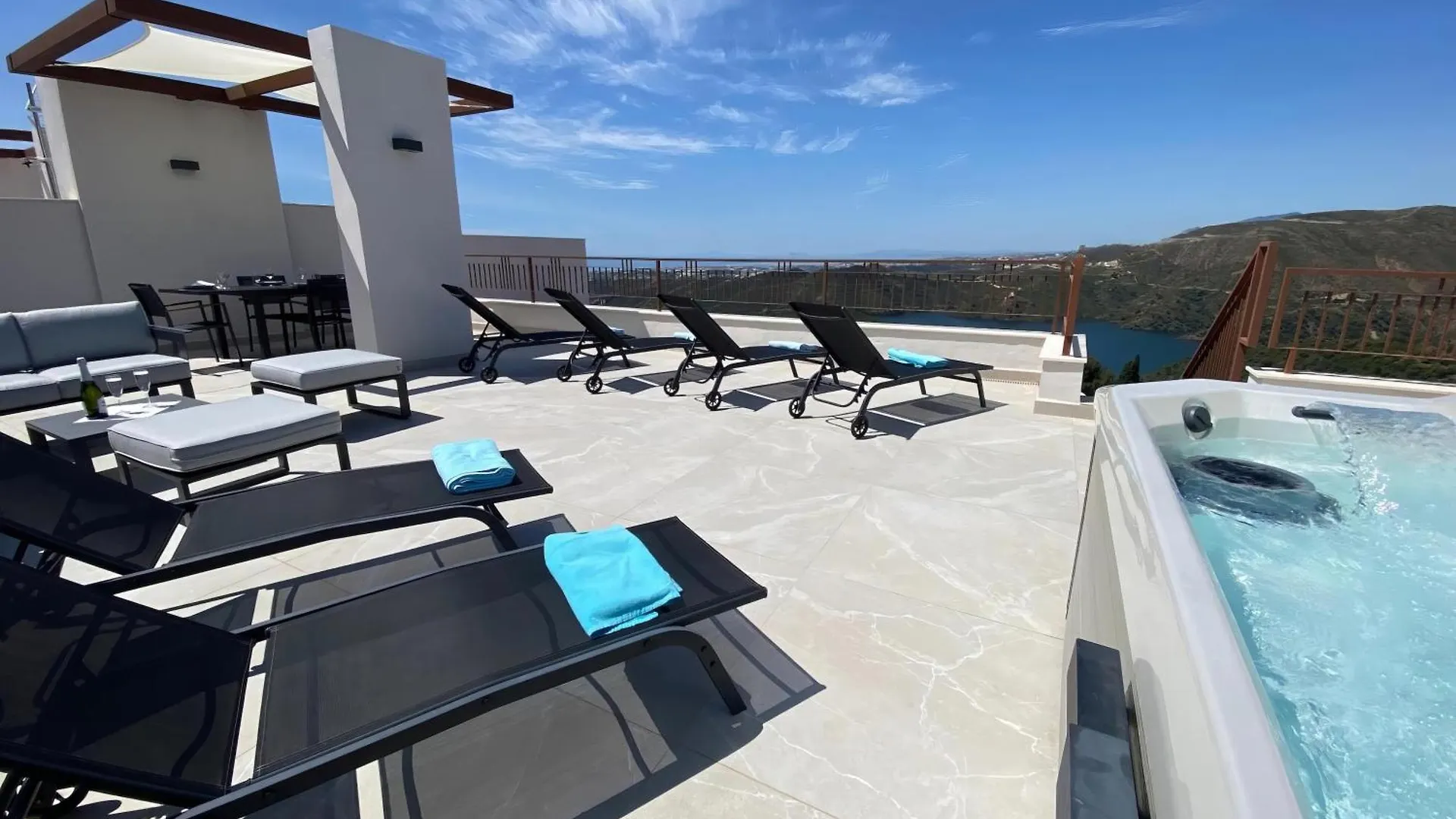 Διαμέρισμα Modern Penthouse With Two Terraces, Jacuzzi And Sea, Lake And Mountain Views, In Almazara Hills Istán