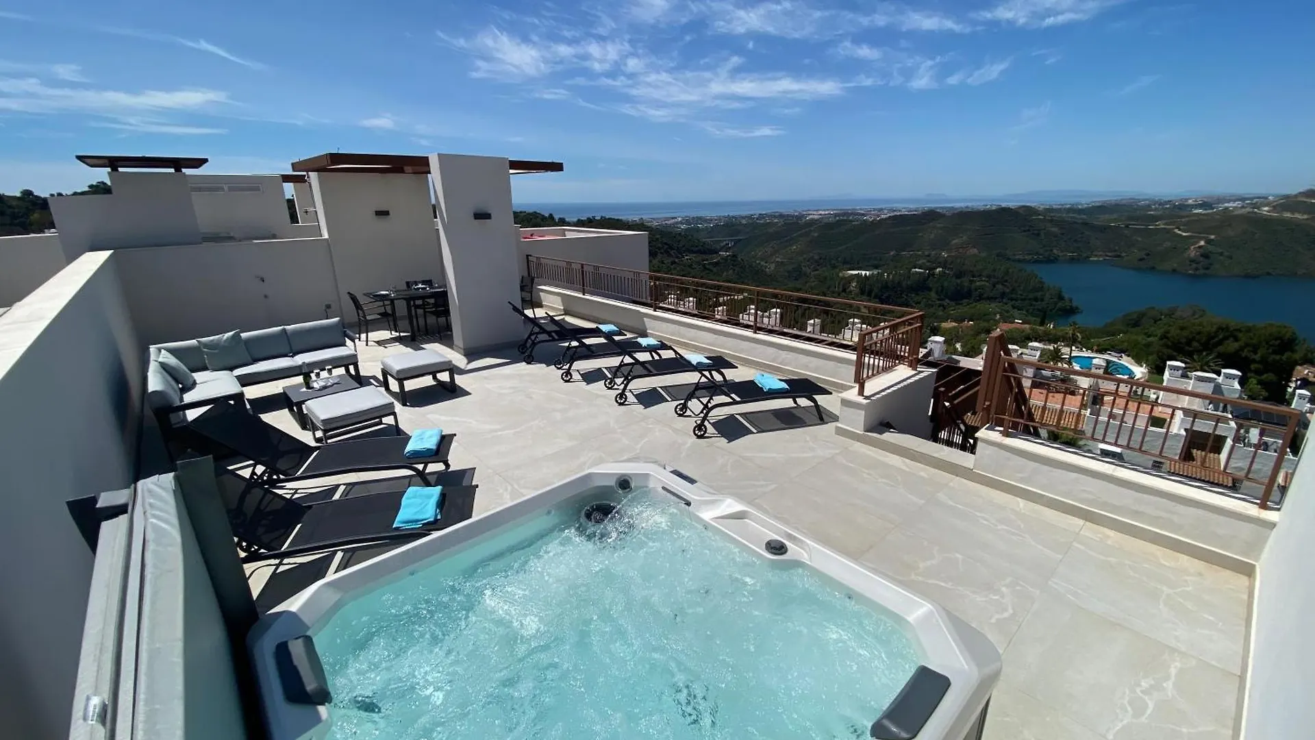 Modern Penthouse With Two Terraces, Jacuzzi And Sea, Lake And Mountain Views, In Almazara Hills Istán Διαμέρισμα