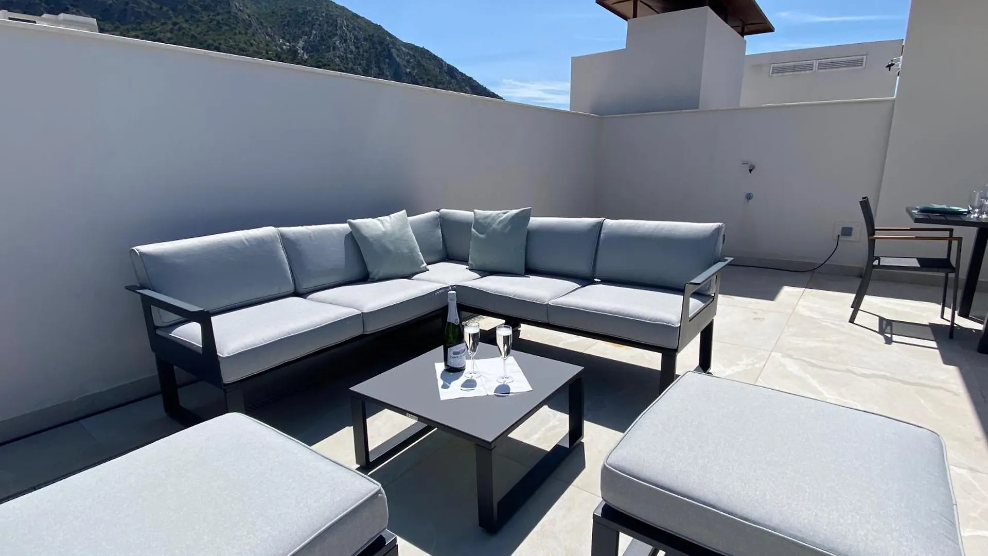 Modern Penthouse With Two Terraces, Jacuzzi And Sea, Lake And Mountain Views, In Almazara Hills Istán 0*,  Ισπανία